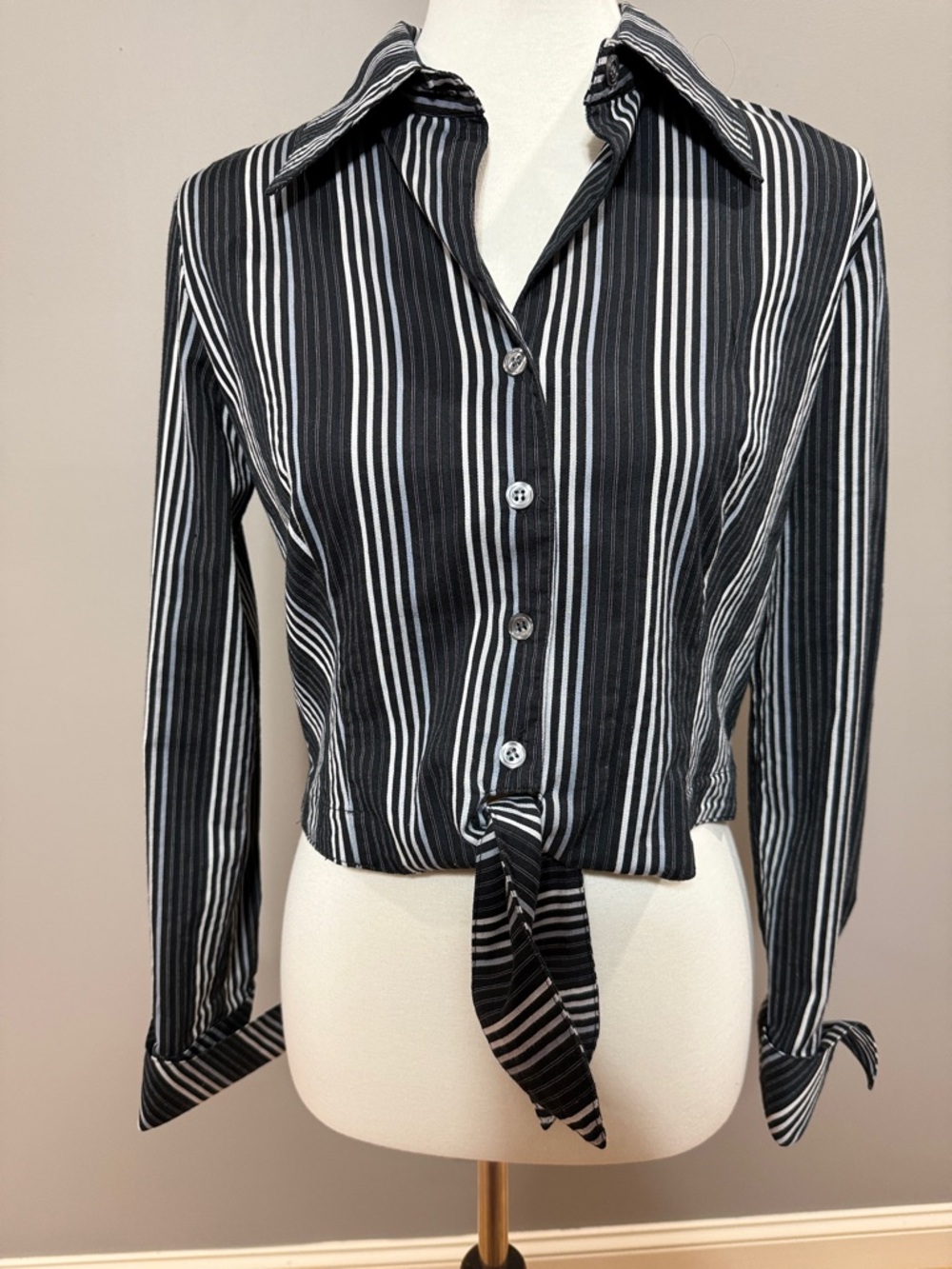 Finley EUC Black & Gray Cropped Striped Tie-Front Button Down Shirt - Sz Medium